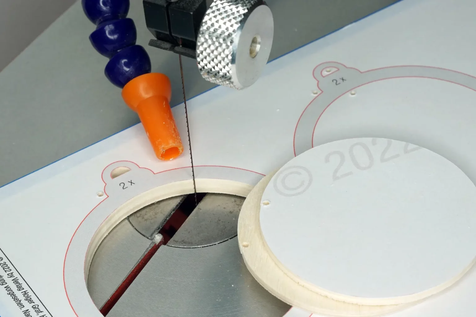 33-04-schneeflockenanhaenger-weihnachten-laubsaege-dekupiersaege-vorlage-innenschnitte-saegen-ring