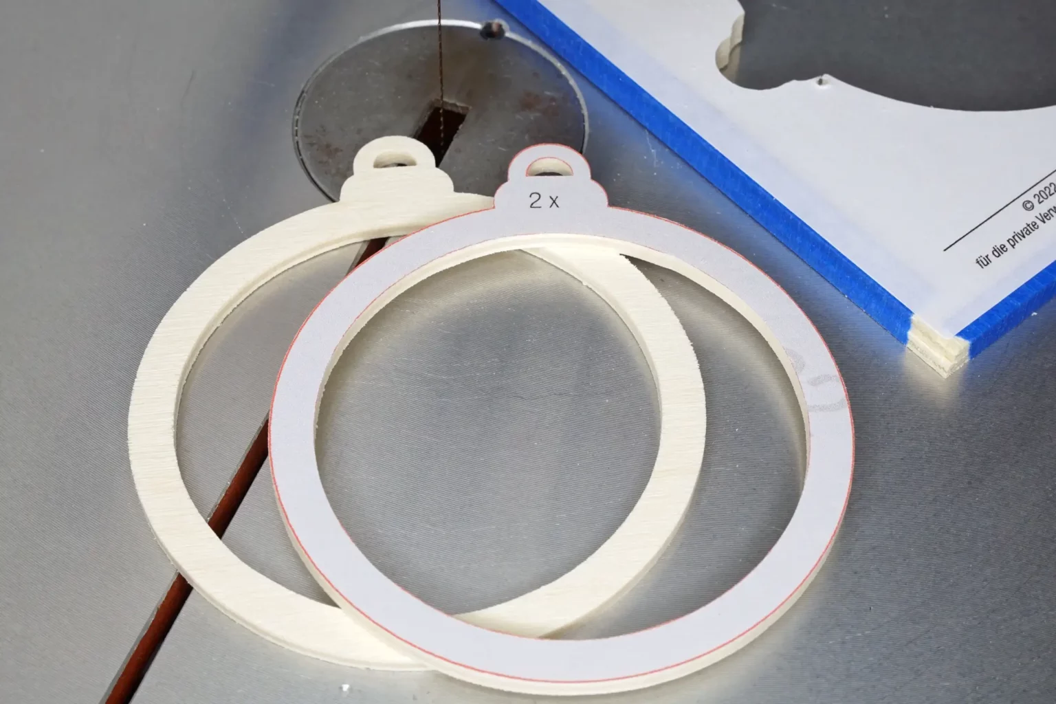 33-05-schneeflockenanhaenger-weihnachten-laubsaege-dekupiersaege-vorlage-aussenkontur-saegen-ring