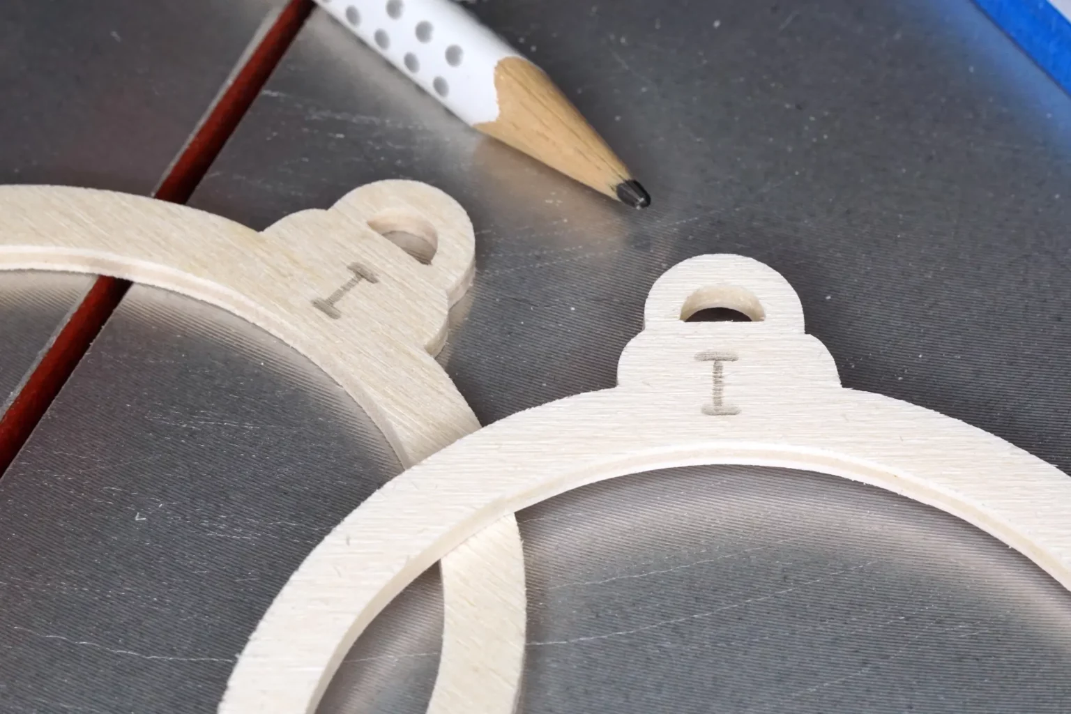 33-06-schneeflockenanhaenger-weihnachten-laubsaege-dekupiersaege-vorlage-anhaengerpaare-kennzeichnen-ring