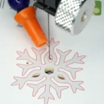 33-07-schneeflockenanhaenger-weihnachten-laubsaege-dekupiersaege-vorlage-saegeblattdurchfuehrung-bohren-innenschnitte-saegen-