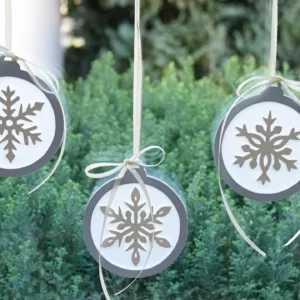 33-19-schneeflockenanhaenger-weihnachten-laubsaege-dekupiersaege-vorlage-schneeflocken-im-gegenlicht