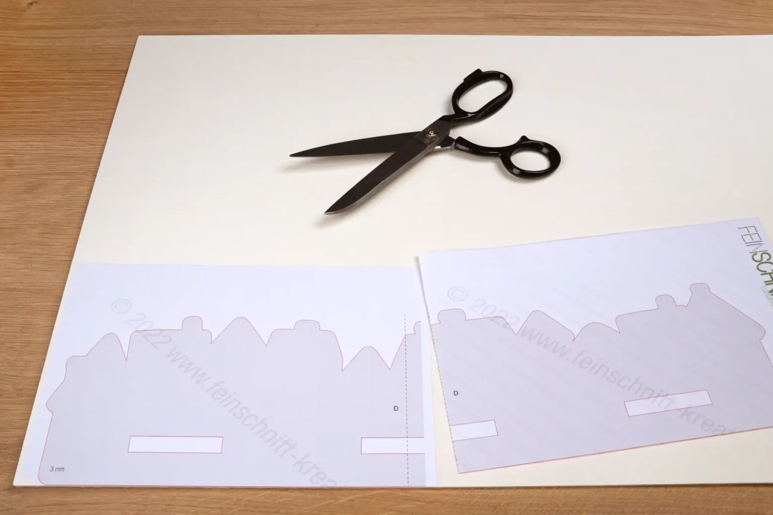 34-02-haeuserzeile-deko-laubsaege-dekupiersaege-vorlage-vorlagenpapier-zuschneiden-gestrichelte-linie-an-kante-aufkleben-sperrholz