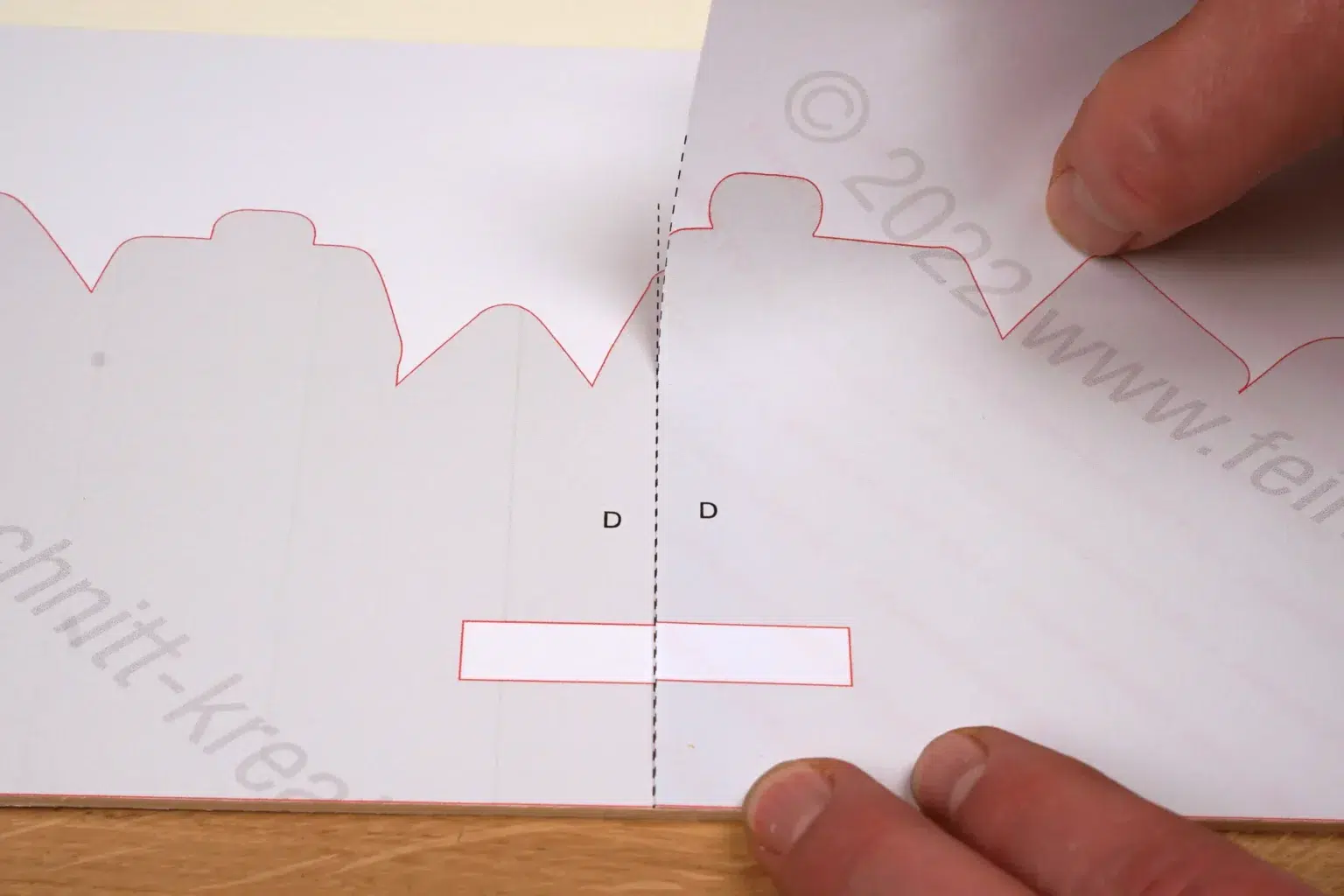 34-03-haeuserzeile-deko-laubsaege-dekupiersaege-vorlage-vorlagenpapier-gestrichelte-linie-an-kante-aufkleben-sperrholz-rueckwand