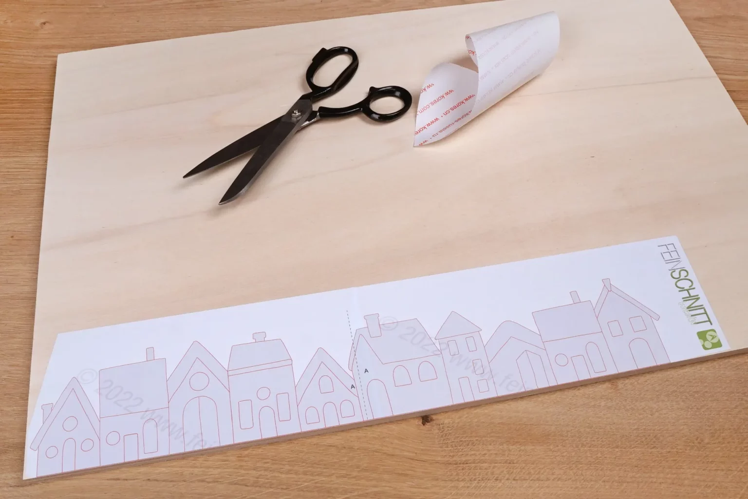 34-04-haeuserzeile-deko-laubsaege-dekupiersaege-vorlage-vorlagenpapier-gestrichelte-linie-an-kante-aufkleben-sperrholz-haeuschen