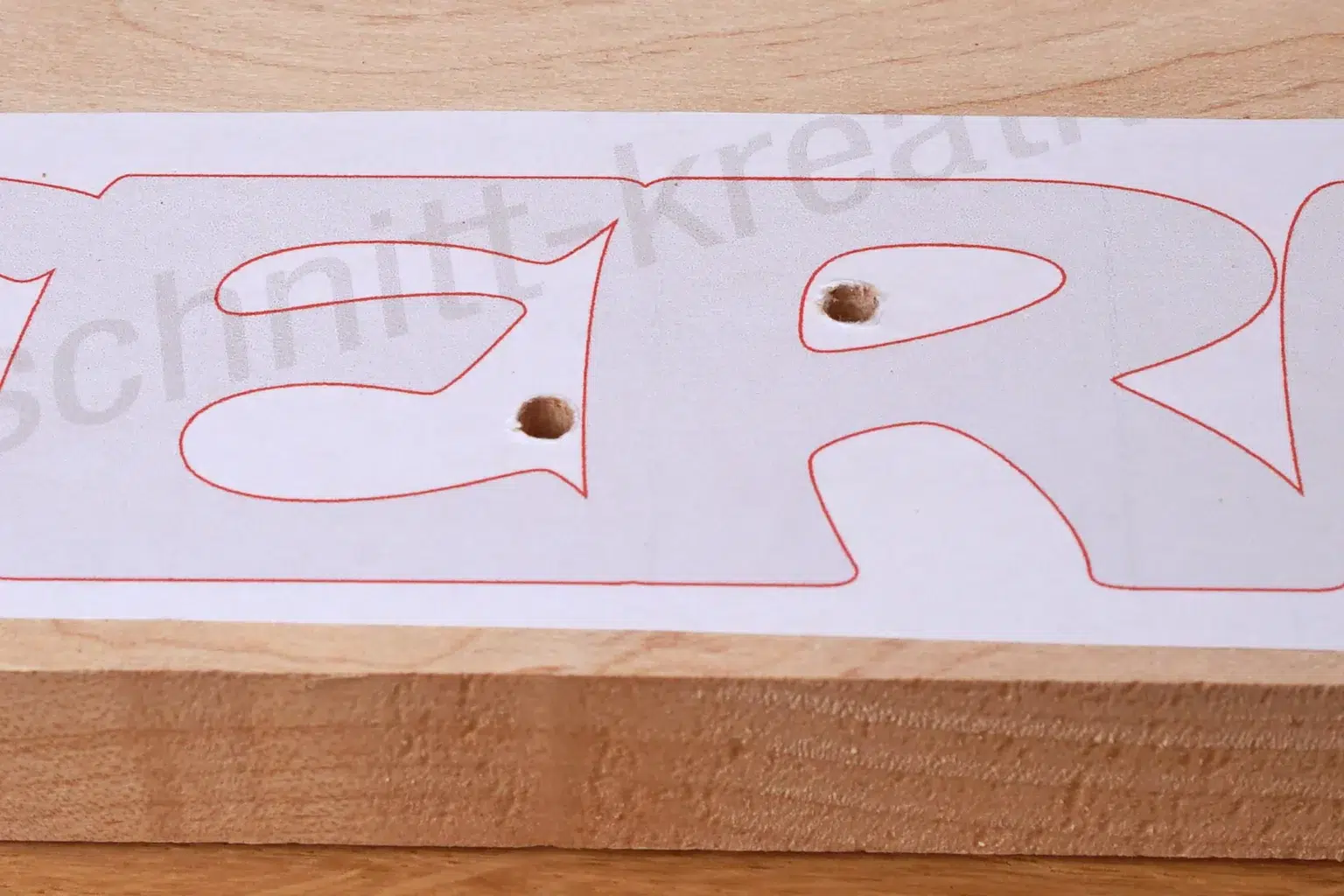 34-04b-osterwiese-deko-laubsaege-dekupiersaege-vorlage-saegeblattdurchfuehrungen-bohren-schriftzug-massivholz-ahorn