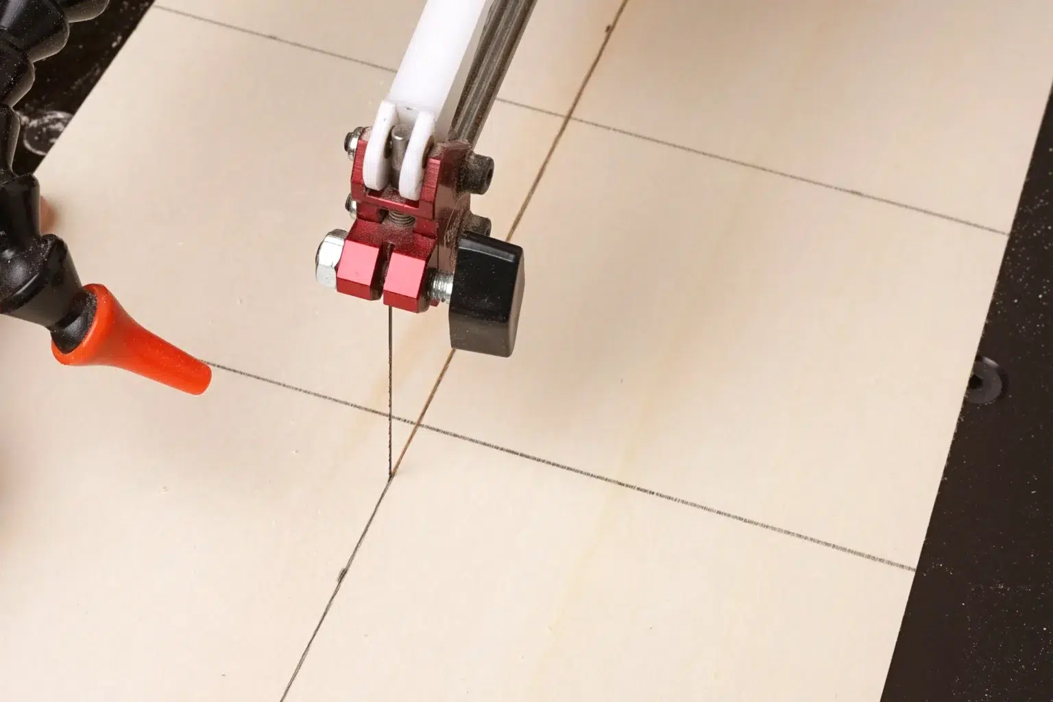 34-05-pastellige-osterhaenger-deko-laubsaege-dekupiersaege-vorlage-sperrholzplatte-zusaegen-stapel