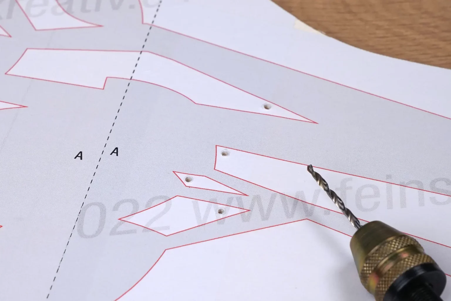 34-05-vogelperspektive-deko-laubsaege-dekupiersaege-vorlage-saegeblattdurchfuehrungen-bohren-zweig-sperrholz