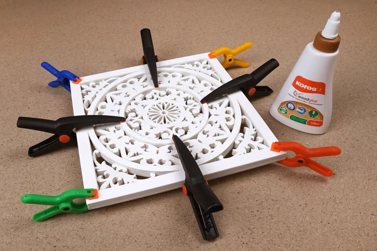 34-06-deko-ornament-laubsaege-dekupiersaege-vorlage-verleimen-verspannen-spannklemmen