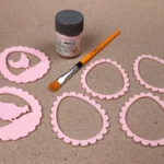 34-14a-pastellige-osterhaenger-deko-laubsaege-dekupiersaege-vorlage-oberflaechenbehandlung-bemalen-kreul-nature-hibiskus