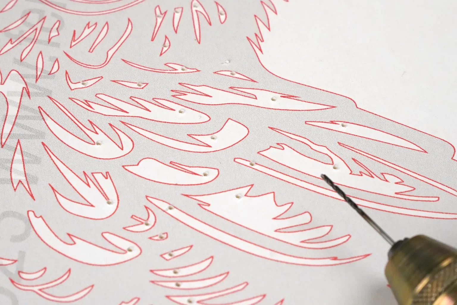 36-03-stattlicher-rabe-wandbild-laubsaege-dekupiersaege-vorlage-saegeblattdurchfuehrung-bohren