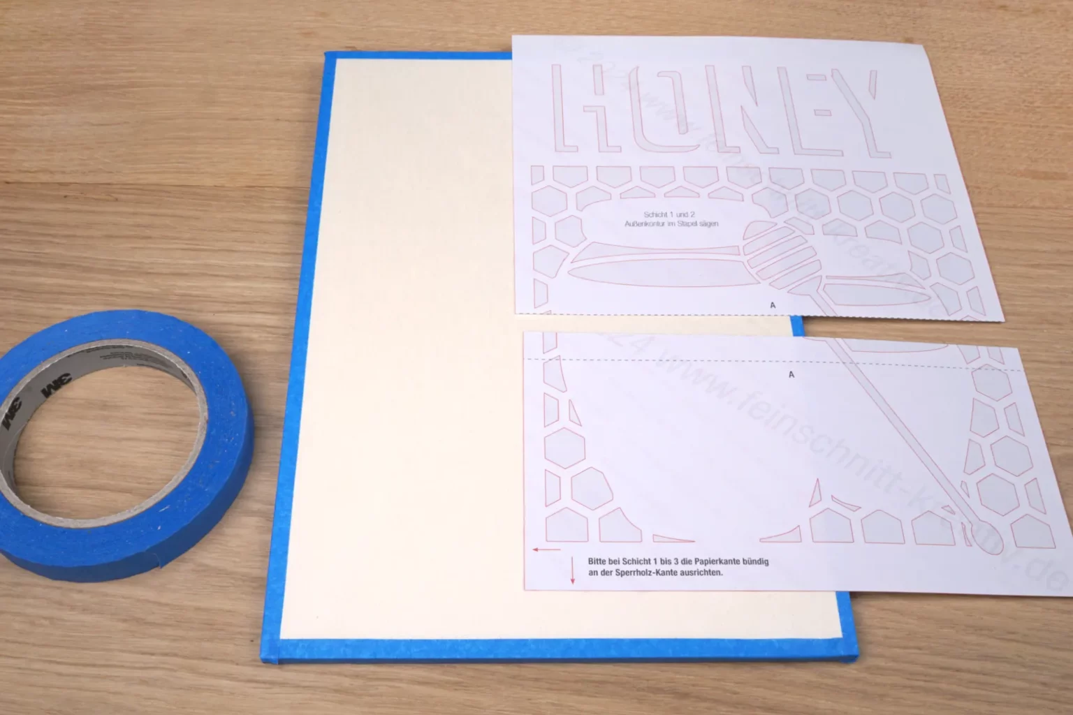38-03-milk-an-honey-wandbild-deko-laubsaege-dekupiersaege-vorlage-sperrholz-3-mm-blue-tape-stapel-fixieren
