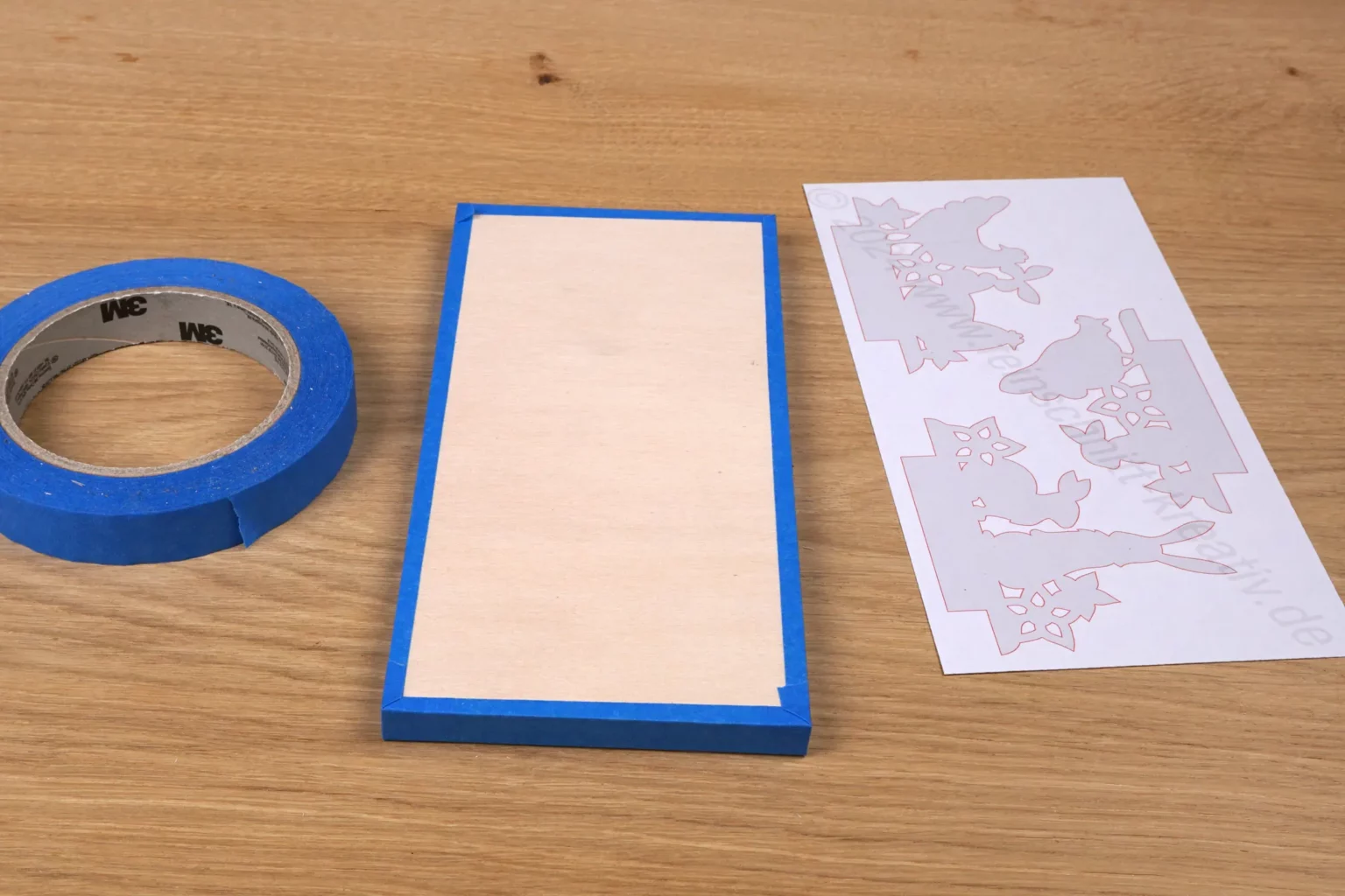 38-03-ostertablett-eierhalter-deko-ostern-laubsaege-dekupiersaege-vorlage-ausdrucken-vorlagenpapier-selbstklebend-sperrholz-blue-tape-stapel