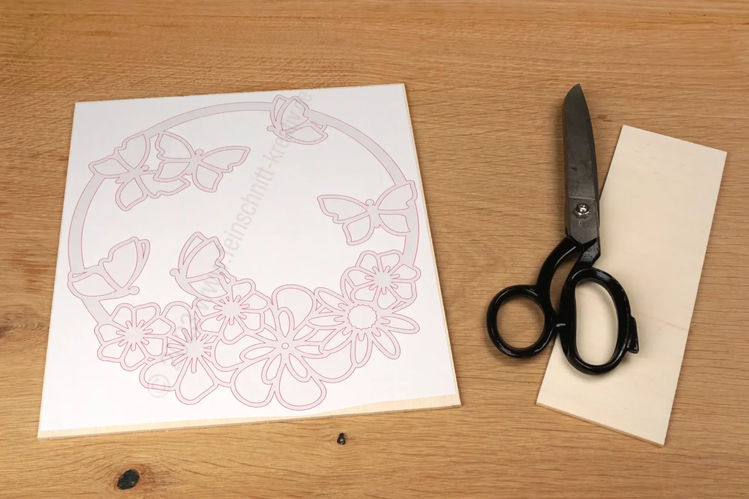 38-03-schmetterlingsflug-fruehling-deko-laubsaege-dekupiersaege-vorlage-sperrholzplatten-zusaegen-vorlagenpapier-aufkleben