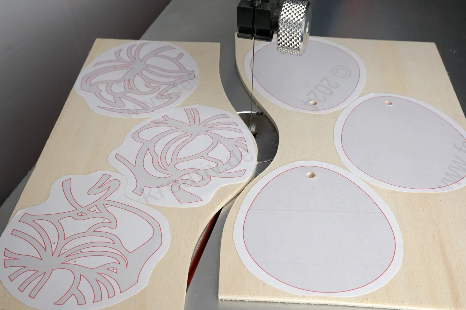 38-04-osteranhaenger-im-jugendstil-deko-laubsaege-dekupiersaege-vorlage-sperrholzplatte-trennen