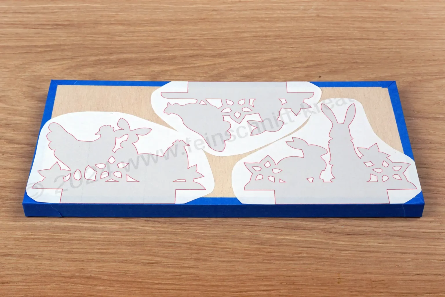 38-04-ostertablett-eierhalter-deko-ostern-laubsaege-dekupiersaege-vorlage-vorlagenpapier-an-kante-aufkleben