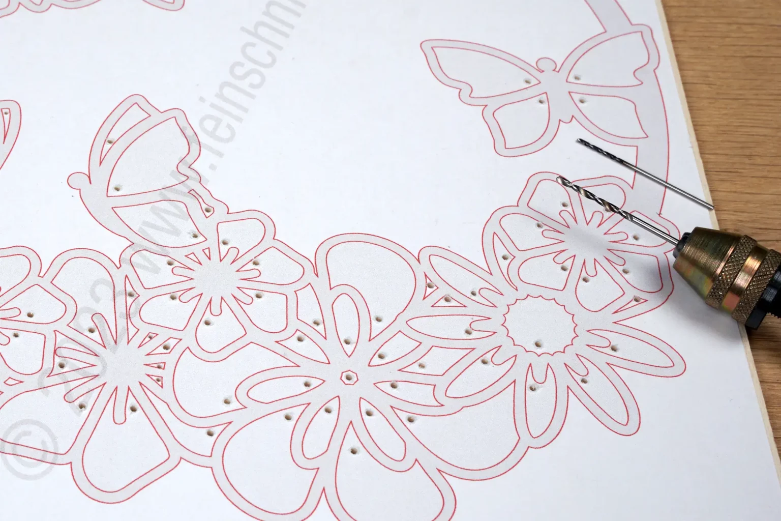 38-04-schmetterlingsflug-fruehling-deko-laubsaege-dekupiersaege-vorlage-saegeblattdurchfuehrungen-bohren