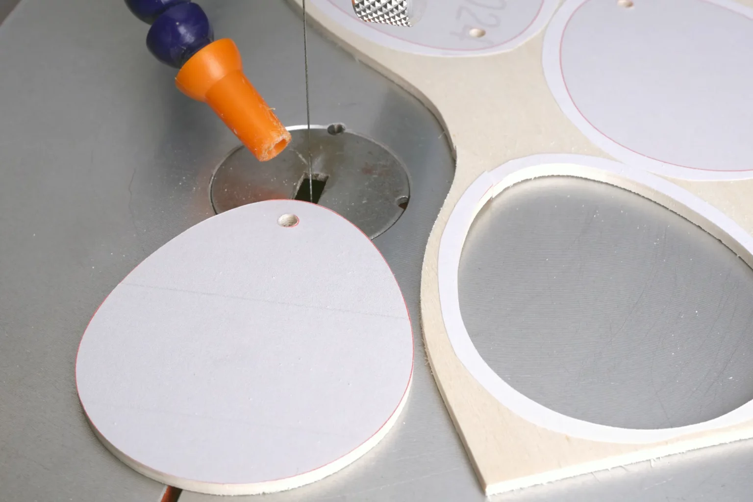 38-05-osteranhaenger-im-jugendstil-deko-laubsaege-dekupiersaege-vorlage-aussenkontur-hintergrund-traegerplatte-saegen