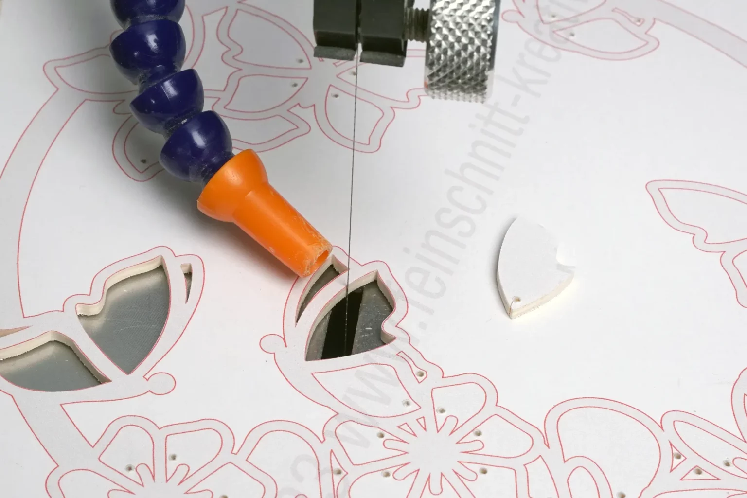 38-05-schmetterlingsflug-fruehling-deko-laubsaege-dekupiersaege-vorlage-innenschnitte-saegen