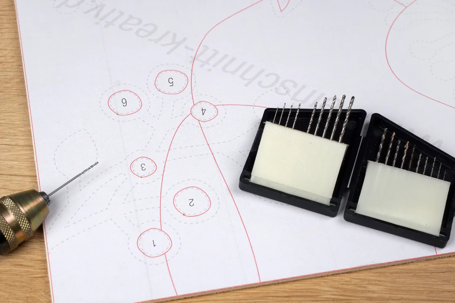 38-06-modern-spring-wandbild-laubsaege-dekupiersaege-vorlage-saegeblattdurchfuehrungen-bohren-hintergrundplatte-intarsie