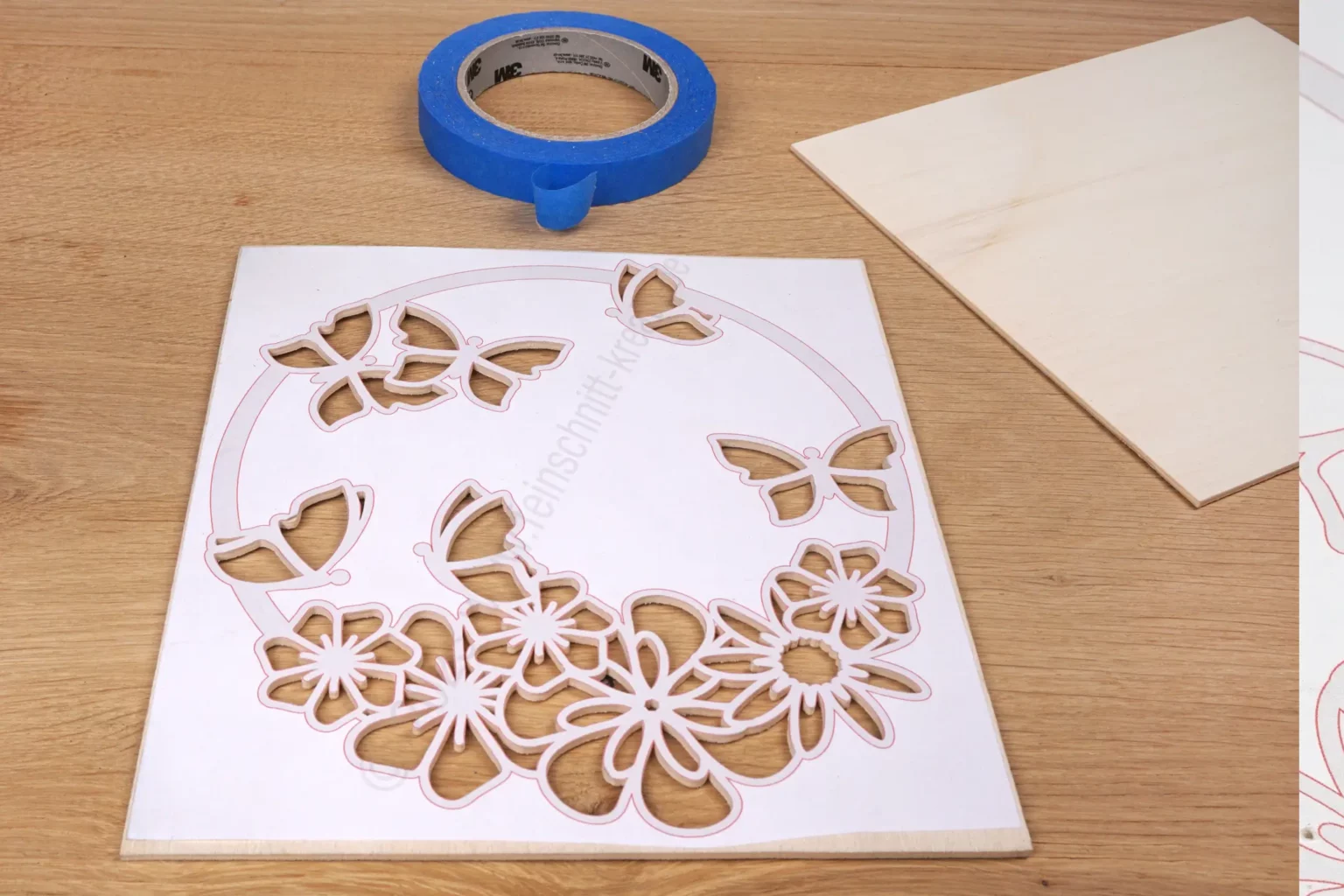 38-06-schmetterlingsflug-fruehling-deko-laubsaege-dekupiersaege-vorlage-innenschnitte-schmetterlinge-blueten-blue-tape-sperrholzplatte