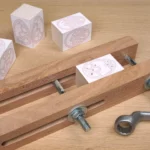 38-08-ostereier-im-3-d-schnittt-deko-anhaenger-laubsaege-dekupiersaege-vorlage-in-saegehilfe-einspannen