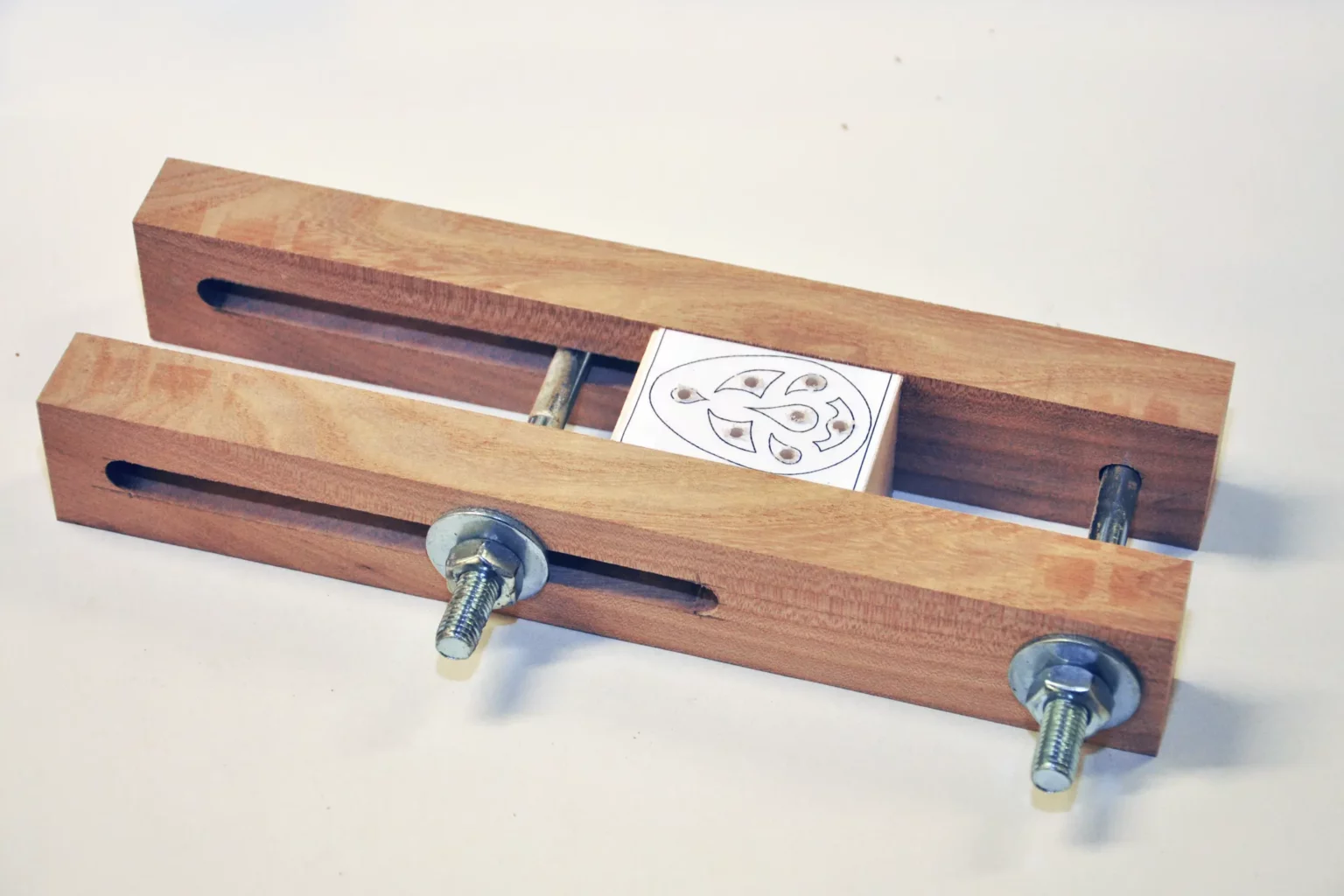 38-tipp-03-ostereier-im-3-d-schnittt-deko-anhaenger-laubsaege-dekupiersaege-vorlage-saegehilfe-schlossschrauben-einsetzen-werkstueck-e