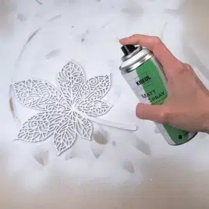 kreul-acryl-mattspray-anwendung-weiss-blattwerk