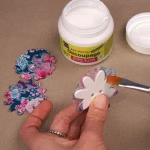 kreul-decoupage-potch-150-ml-altes-design-anwendung-serviettenringe-blume-kleber