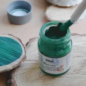 kreul-nature-farbe-anwendung-tannennadeln-holzscheiben