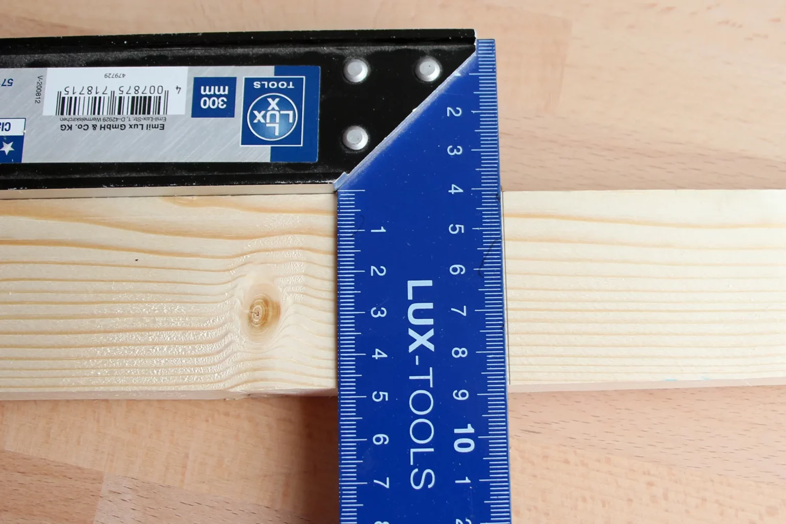 21-01a-skandinavisch-schlicht-weihnachtsbaum-laubsaege-dekupiersaege-vorlage-dachlatte-abmessen-anzeichnen-lattenlaegen