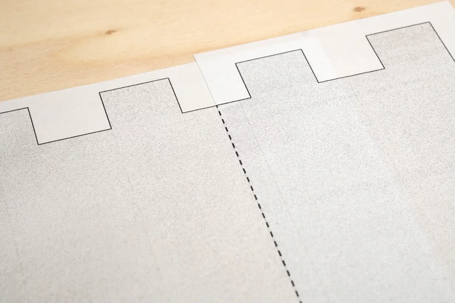 21-01b-schloss-drachenstein-spielzeug-laubsaege-dekupiersaege-vorlage-vorlagenpapier-ansetzen-gestrichelte-linie-aufkleben