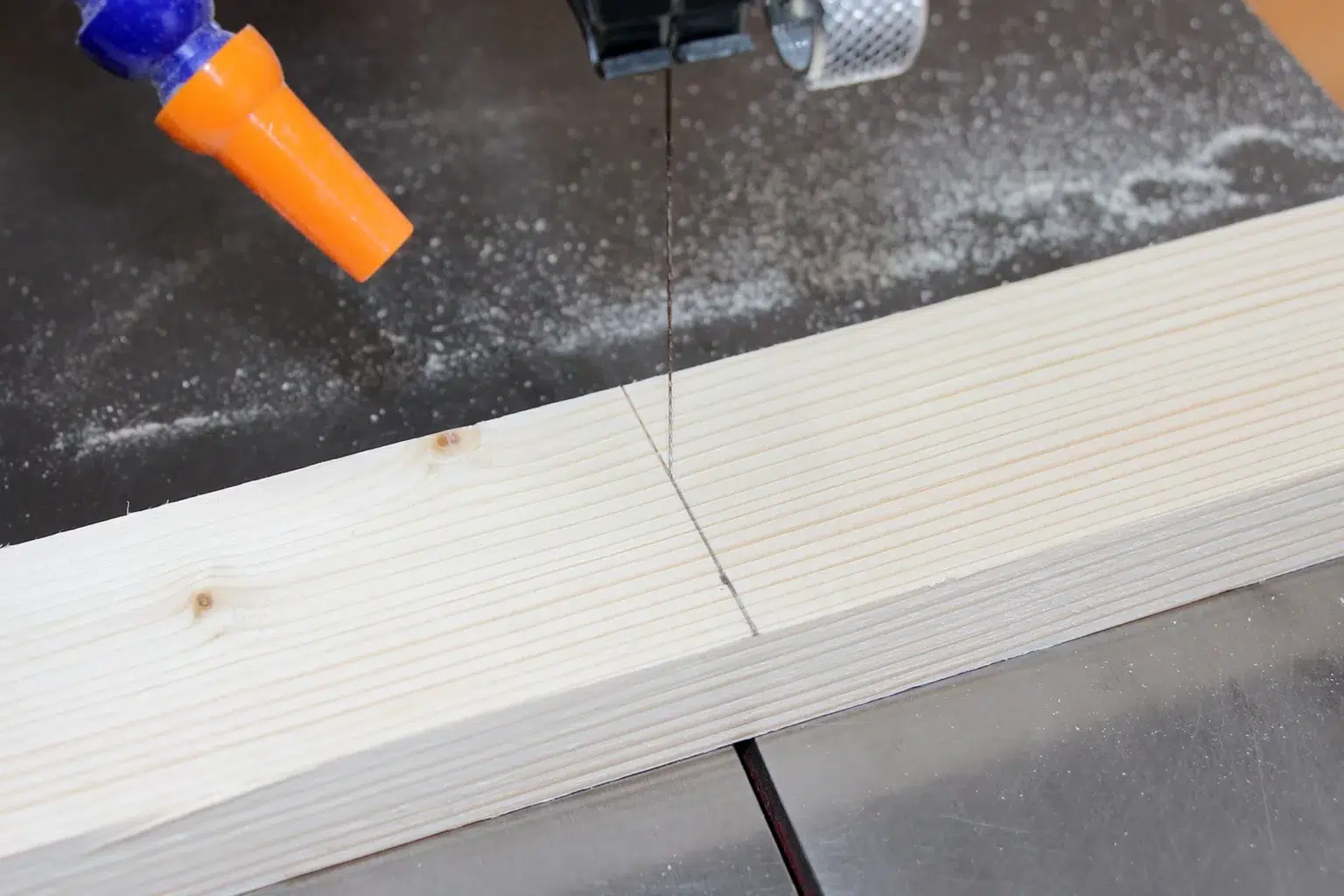 21-01b-skandinavisch-schlicht-weihnachtsbaum-laubsaege-dekupiersaege-vorlage-dachlatte-absaegen