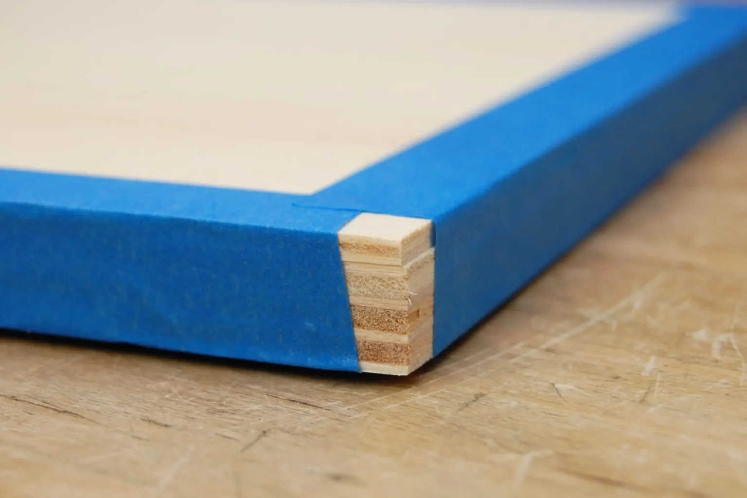 21-01b-weihnachtsspatzen-deko-laubsaege-dekupiersaege-vorlage-sperrholzplatten-blue-tape-an-kanten-stapel-fixieren