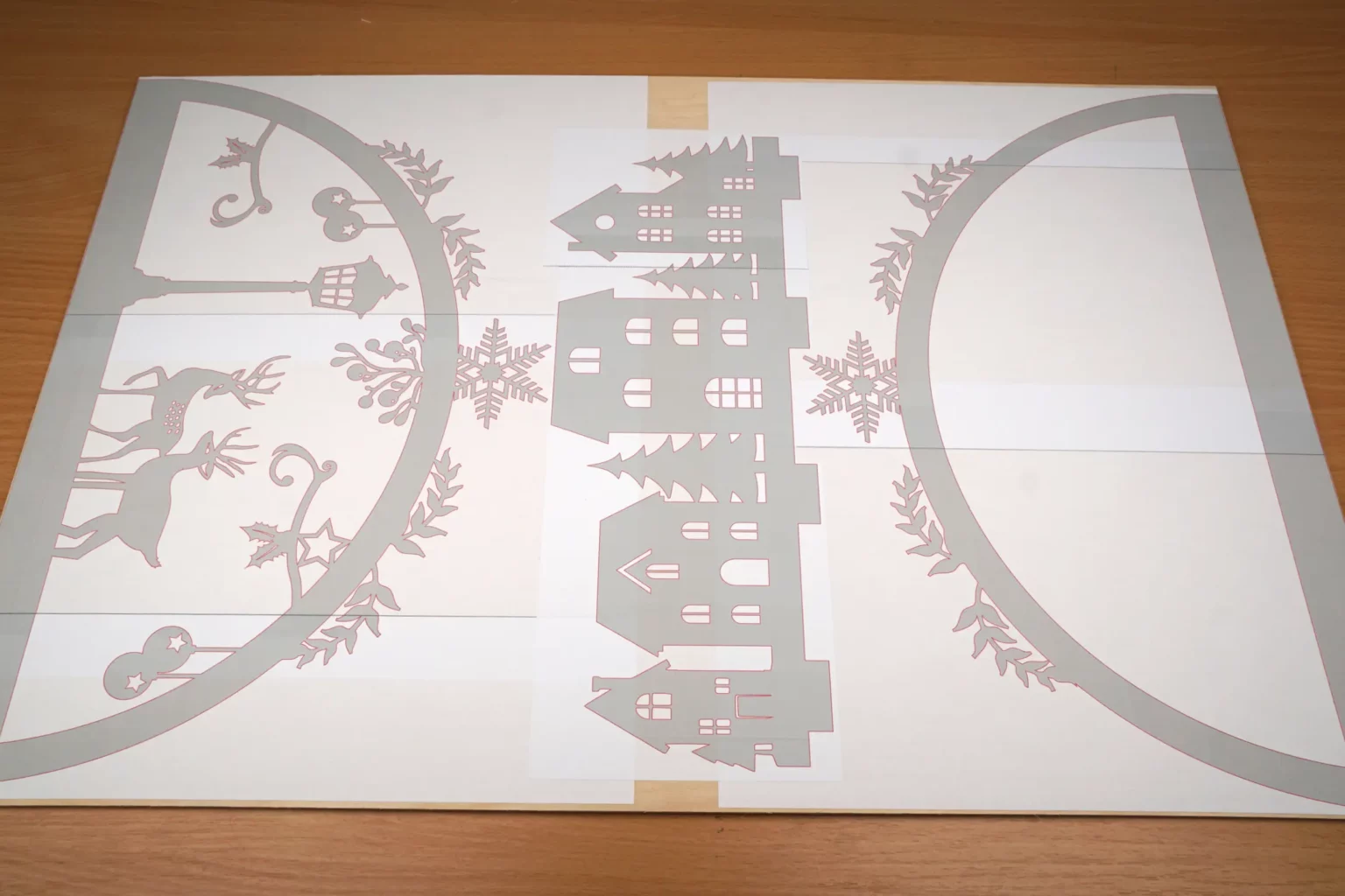 21-03-rehgefluester-schwibbogen-laubsaege-dekupiersaege-vorlage-haeuserzeile-vorlagenpapier-mittig-aufkleben