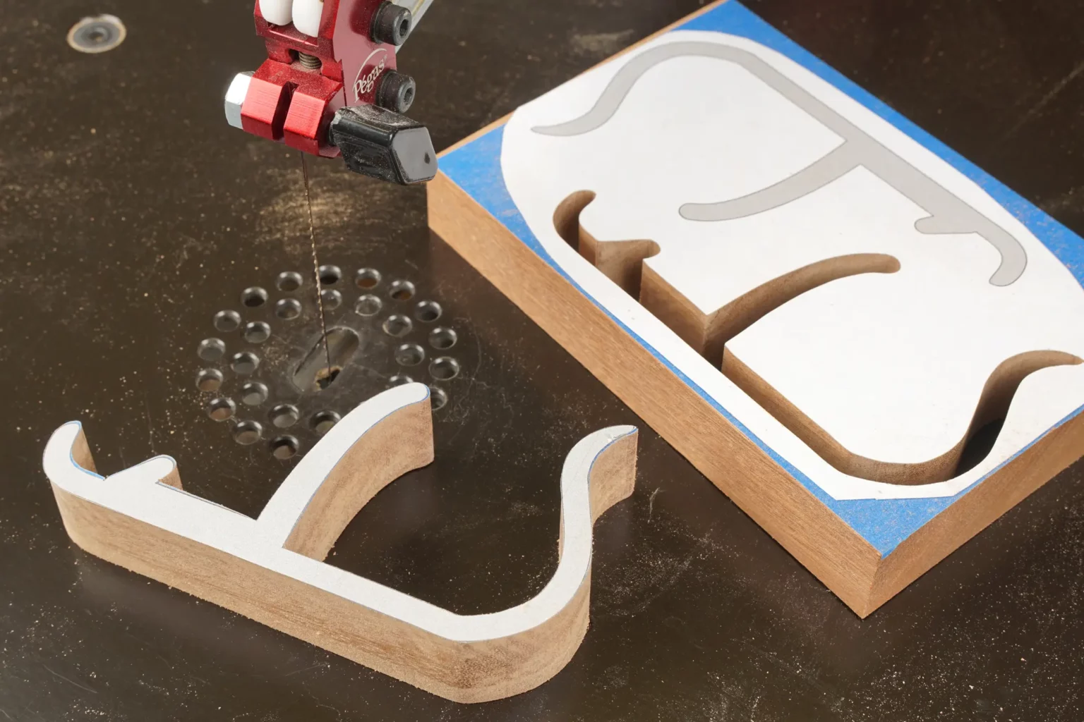 21-03-schlittenfahrt-deko-weihnachten-laubsaege-dekupiersaege-vorlage-schlittensitze-aussaegen-massivholz