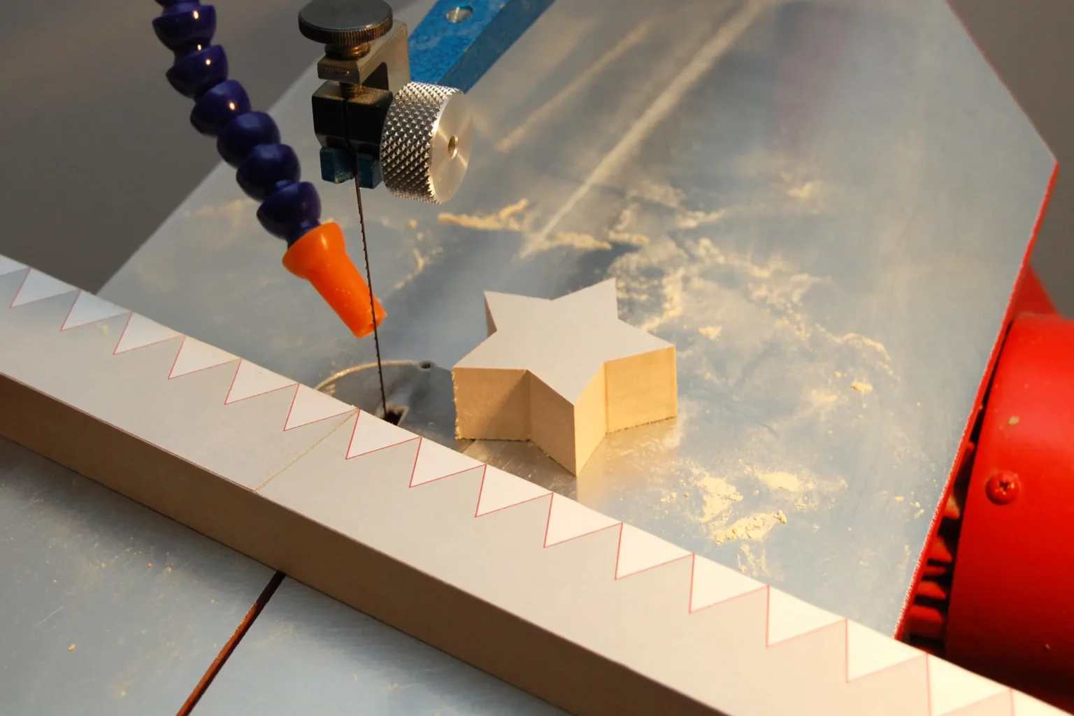 21-03a-adventsallee-laubsaege-dekupiersaege-vorlage-stern-aussaegen-leiste-zuschneiden