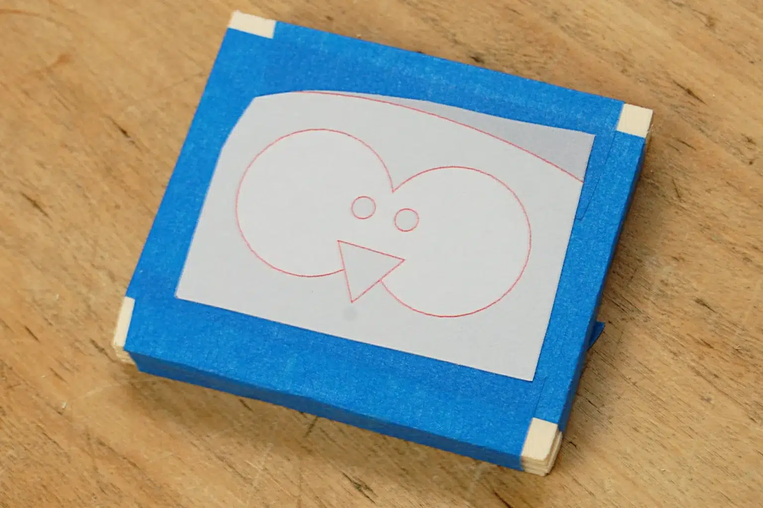 21-03b-weihnachtsspatzen-deko-laubsaege-dekupiersaege-vorlage-sperrholz-blue-tape-stapel-fixieren-vorlagenpapier-aufkleben