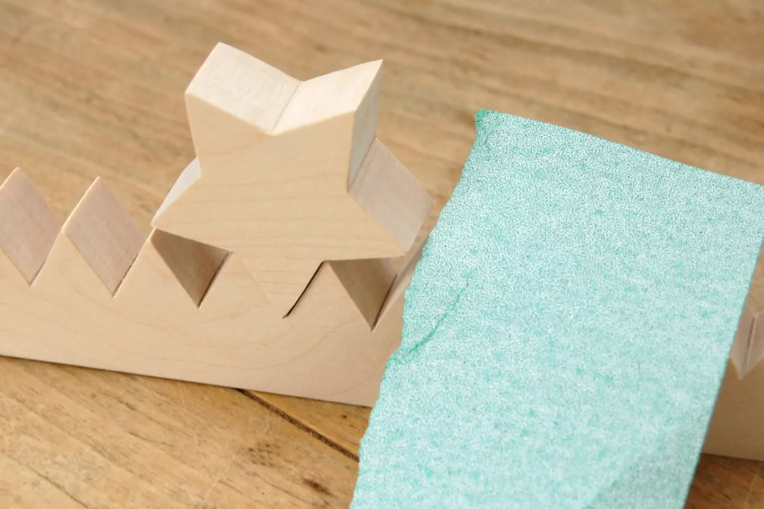 21-04-adventsallee-laubsaege-dekupiersaege-vorlage-schleifen-verputzen-schleifpapier