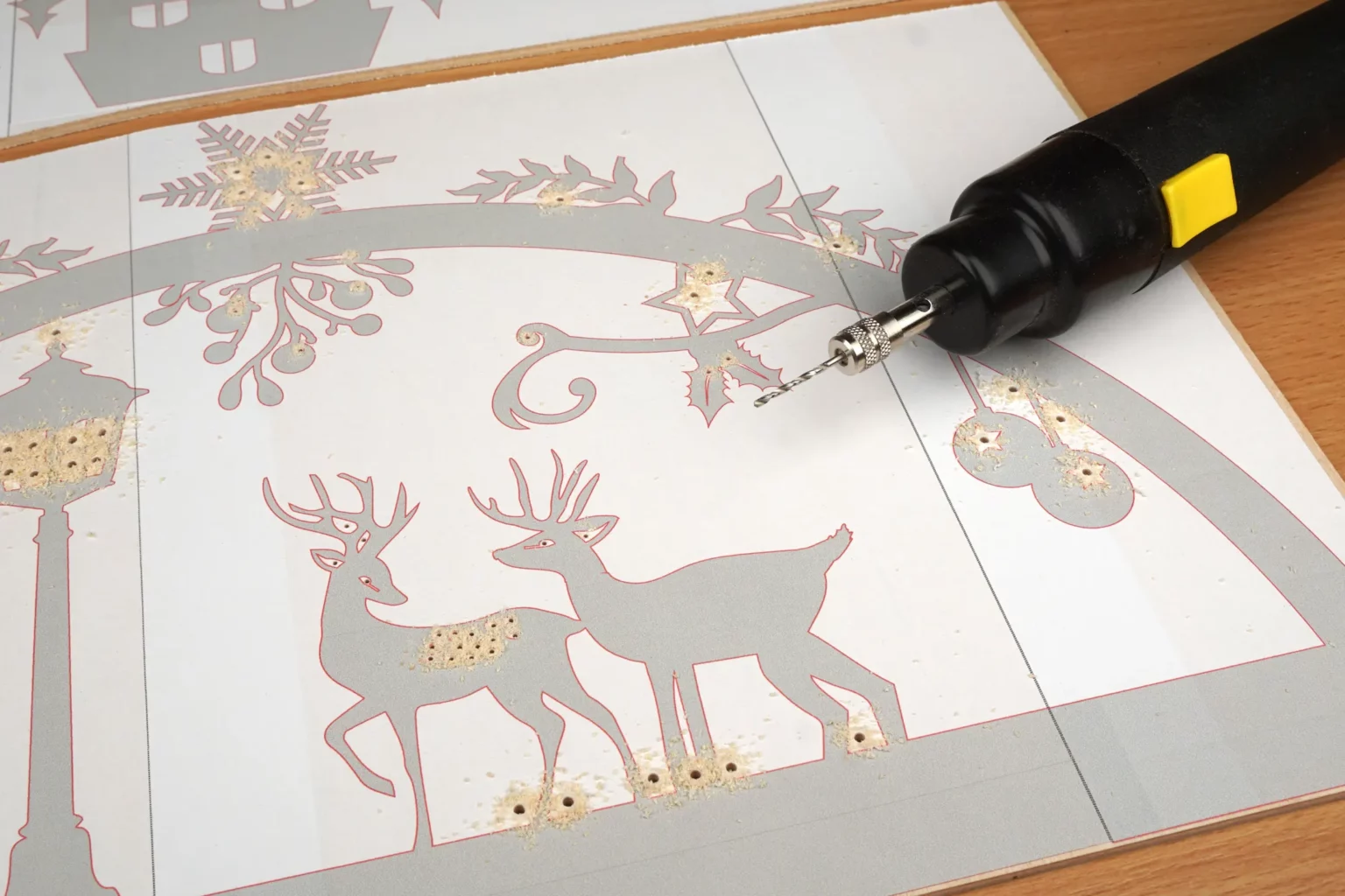 21-04-rehgefluester-schwibbogen-laubsaege-dekupiersaege-vorlage-saegeblattdurchfuehrungen-bohren