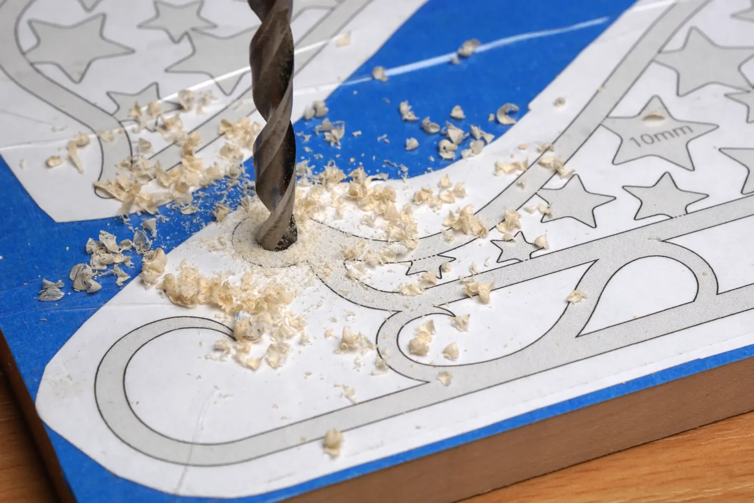 21-04-schlittenfahrt-deko-weihnachten-laubsaege-dekupiersaege-vorlage-loch-bohren-rundstabaufnahme-saegeblattdurchfuehrungen-bohren