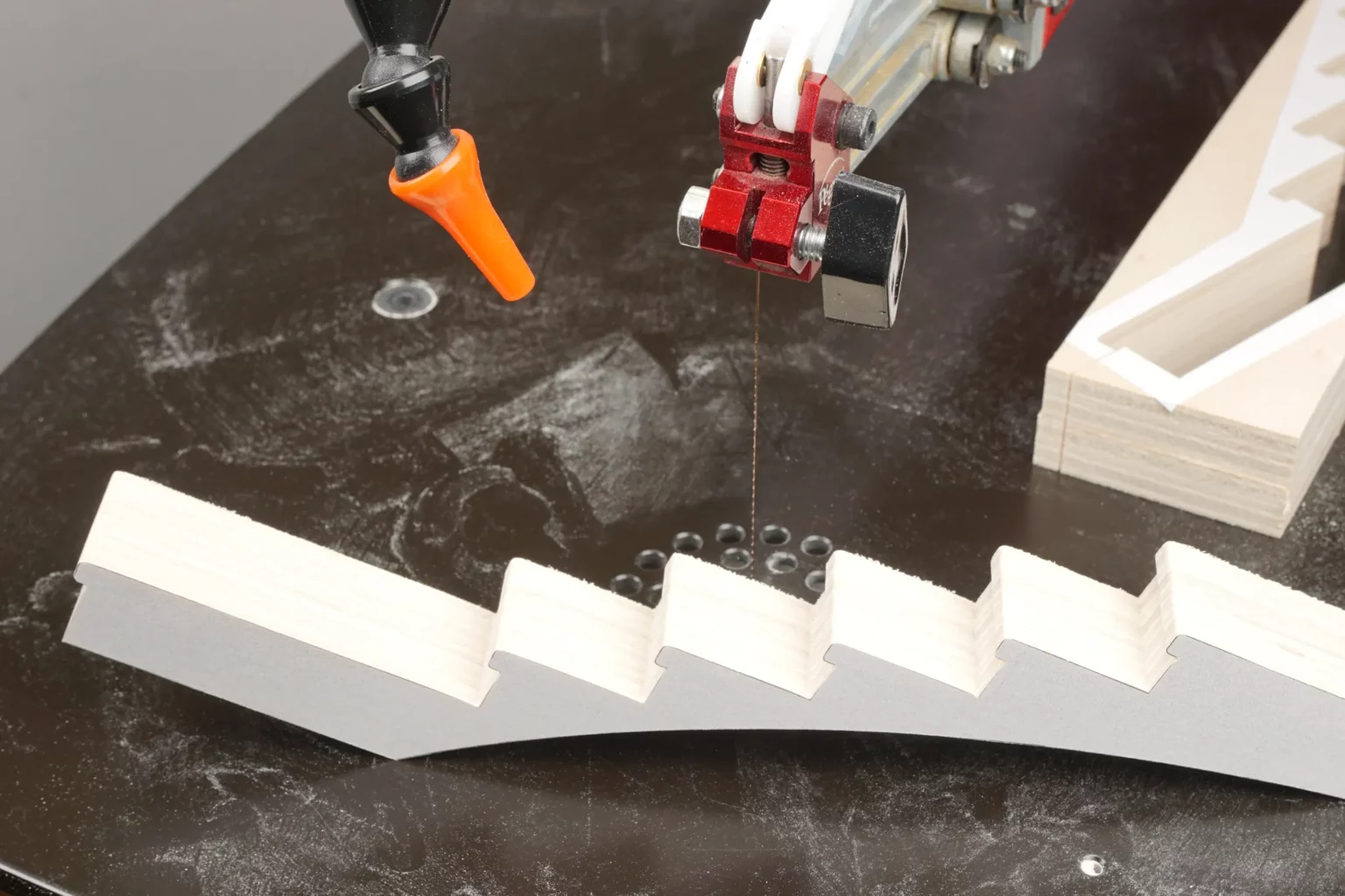 21-04b-schloss-drachenstein-spielzeug-laubsaege-dekupiersaege-vorlage-vorlagenpapier-aufkleben-treppe-saegen