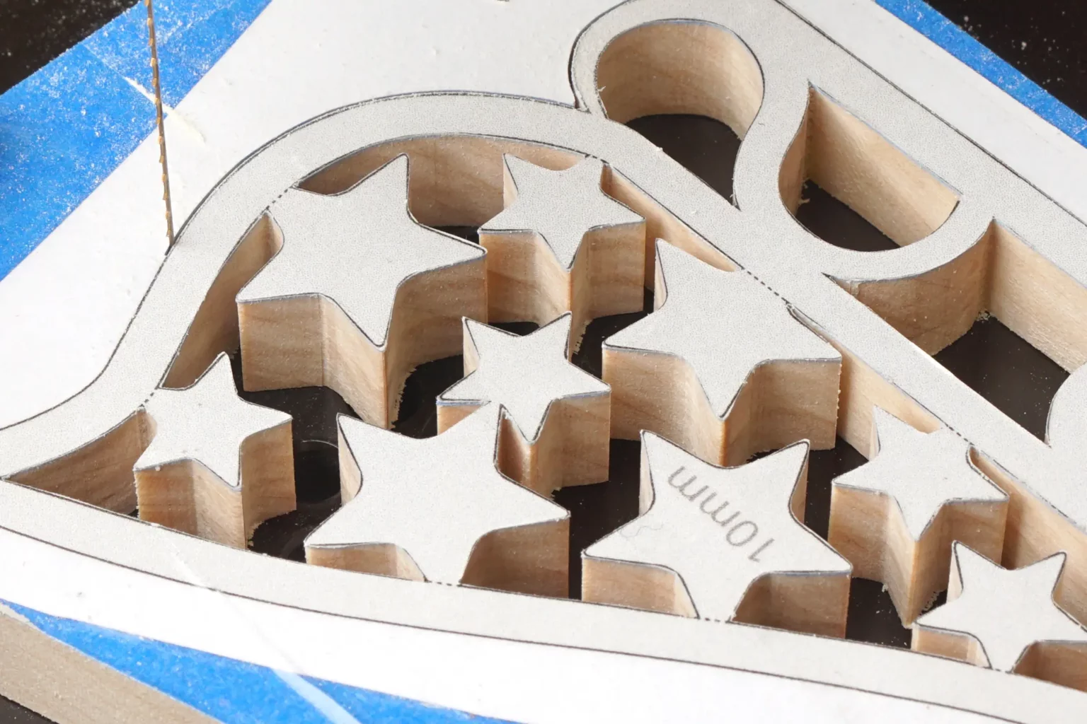 21-05-schlittenfahrt-deko-weihnachten-laubsaege-dekupiersaege-vorlage-innenschnitte-aussenkontur-saegen-schlitten-seitenteil