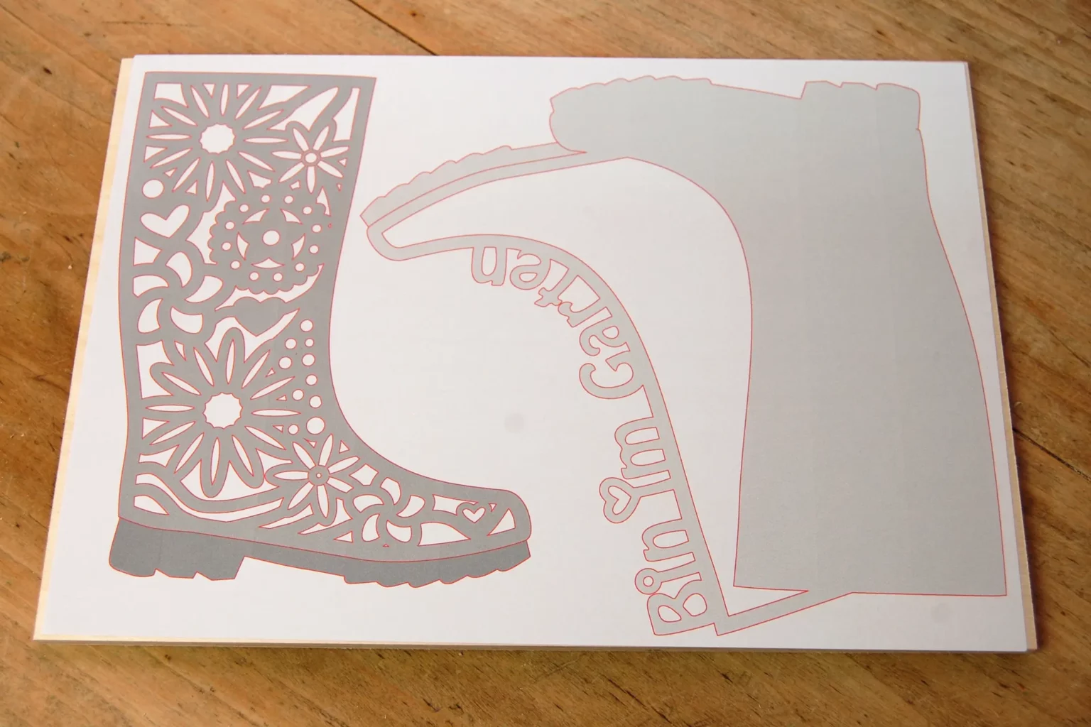 22-01-blumenstiefel-deko-laubsaege-dekupiersaege-vorlage-drucken-vorlagenpapier-selbstklebend-aufkleben-sperrholz