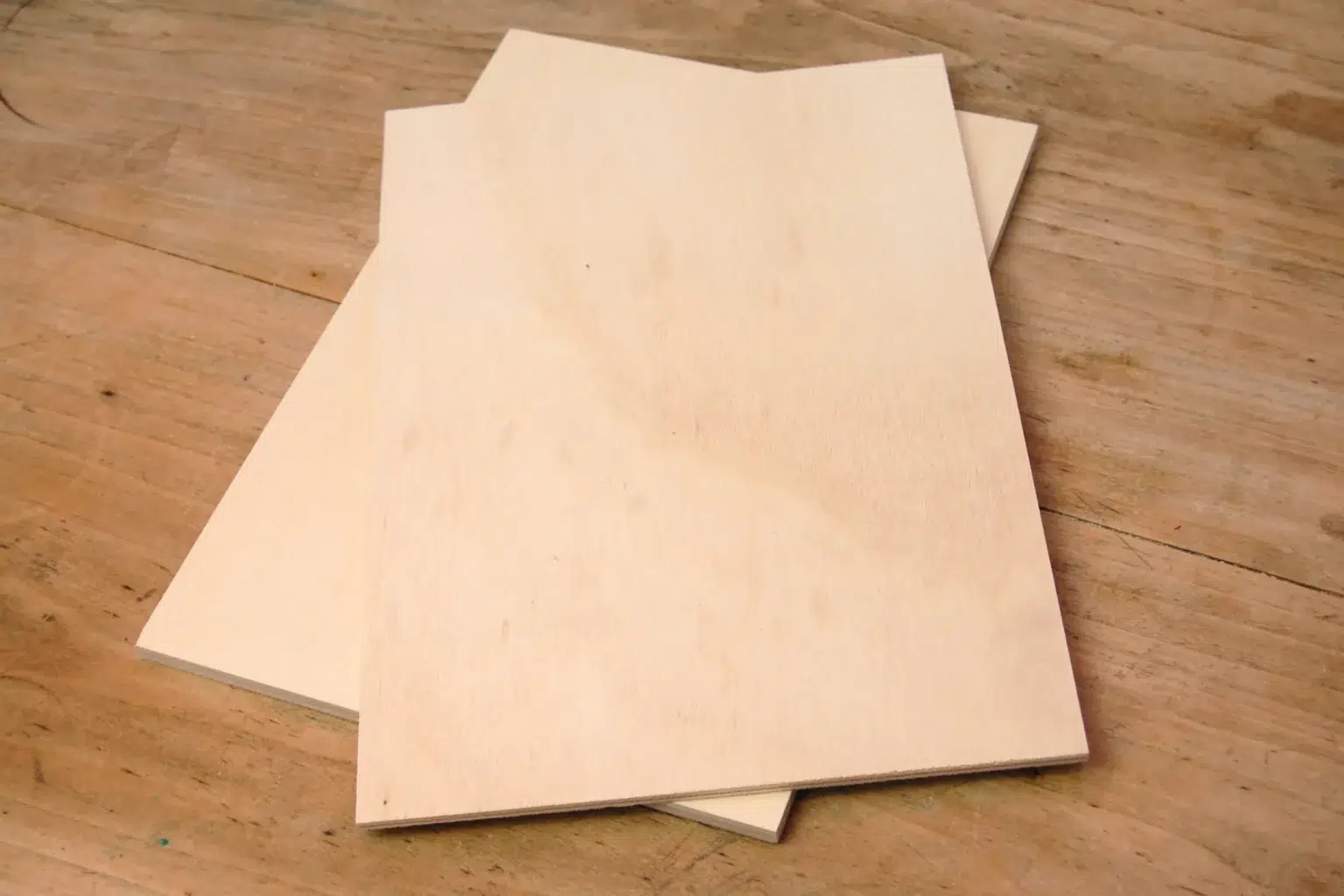 22-01-villa-kunterbunt-deko-garten-laubsaege-dekupiersaege-vorlage-sperrholz-bereitlegen