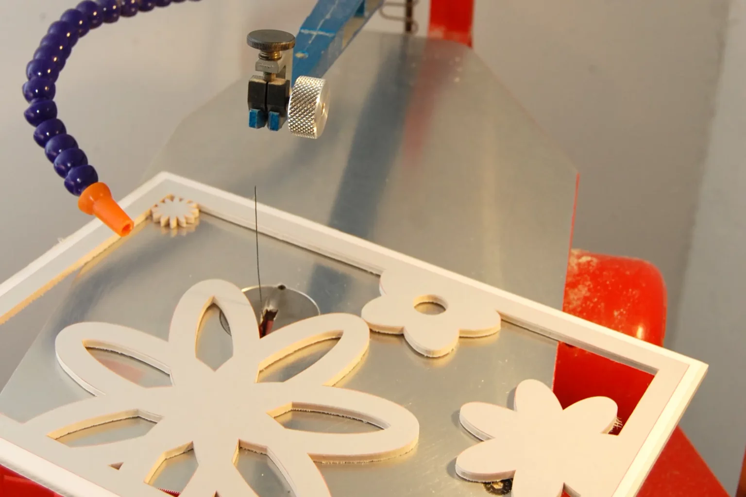 22-01a-bluetenzauber-deko-wandbild-laubsaege-dekupiersaege-vorlage-ausdrucken-aufkleben-saegeblattdurchfuehrungen-innenschnitte-saegen