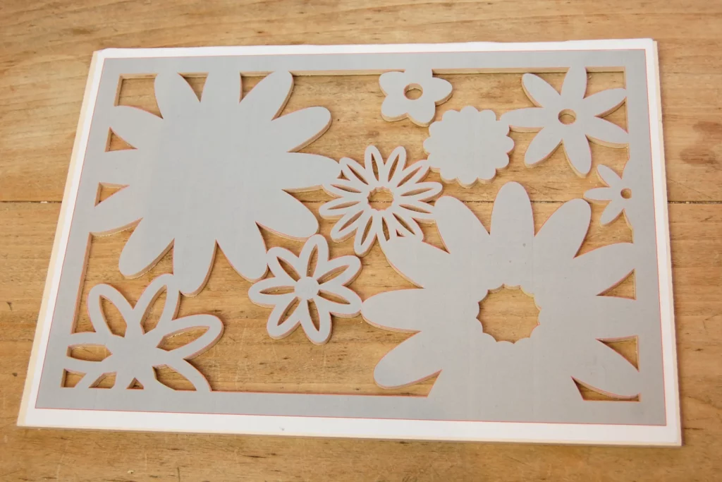 22-01b-bluetenzauber-deko-wandbild-laubsaege-dekupiersaege-vorlage-ausdrucken-aufkleben-saegeblattdurchfuehrungen-innenschnitte-saegen