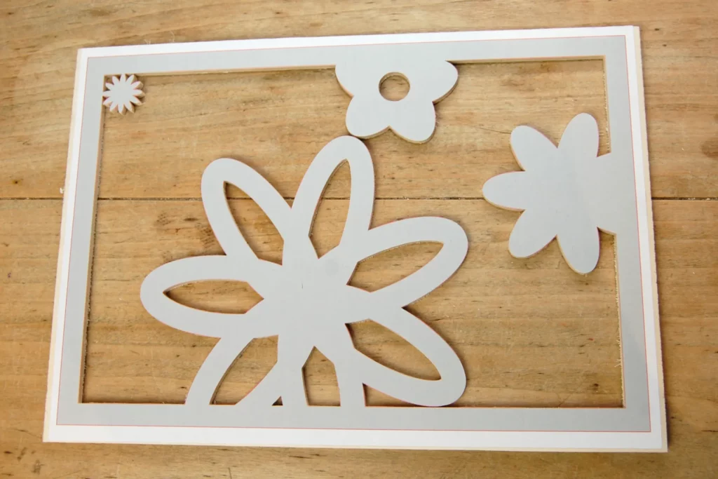 22-01c-bluetenzauber-deko-wandbild-laubsaege-dekupiersaege-vorlage-ausdrucken-aufkleben-saegeblattdurchfuehrungen-innenschnitte-saegen