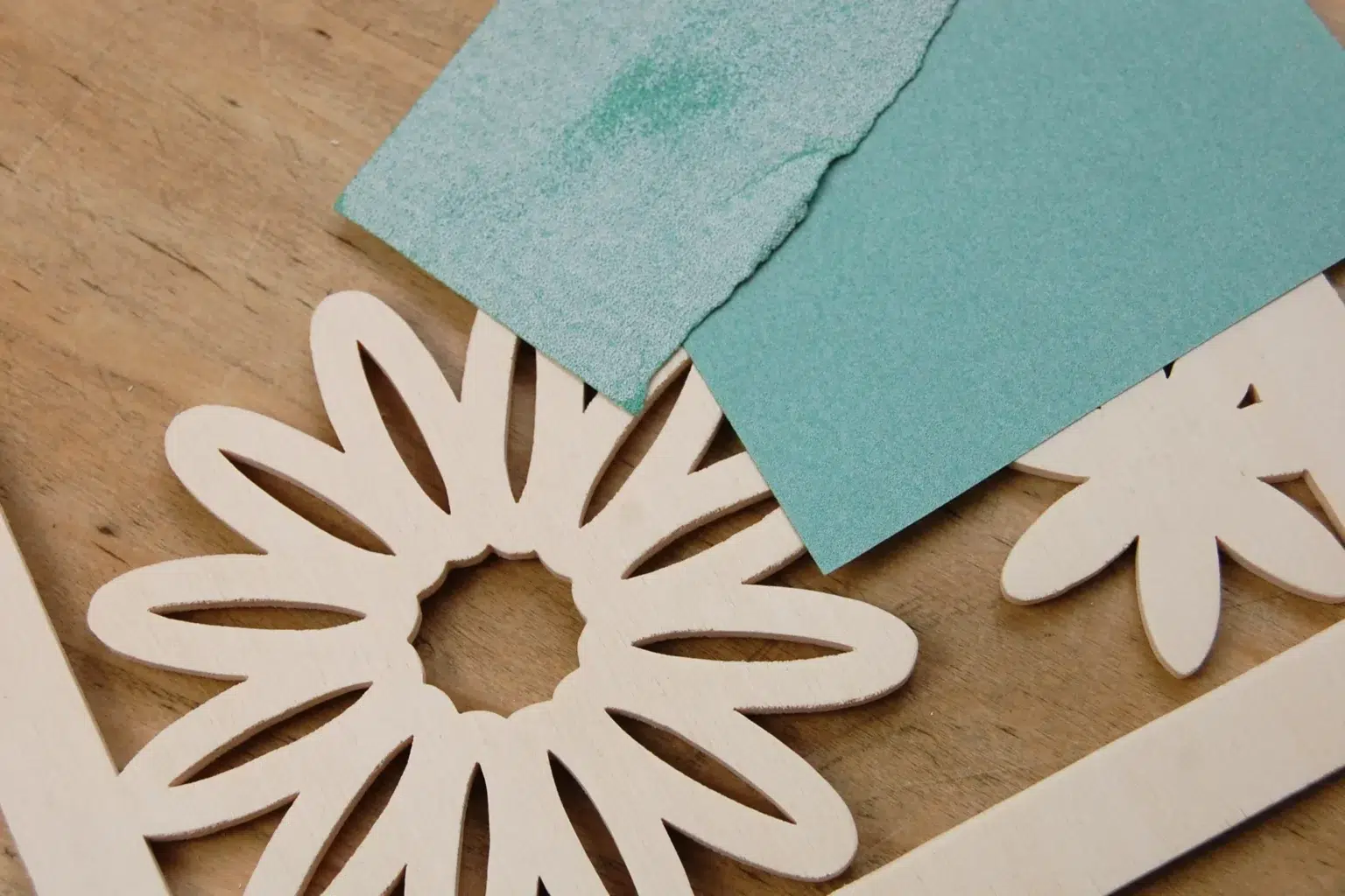 22-02-bluetenzauber-deko-wandbild-laubsaege-dekupiersaege-vorlage-verputzen-schleifen-schleifpapier