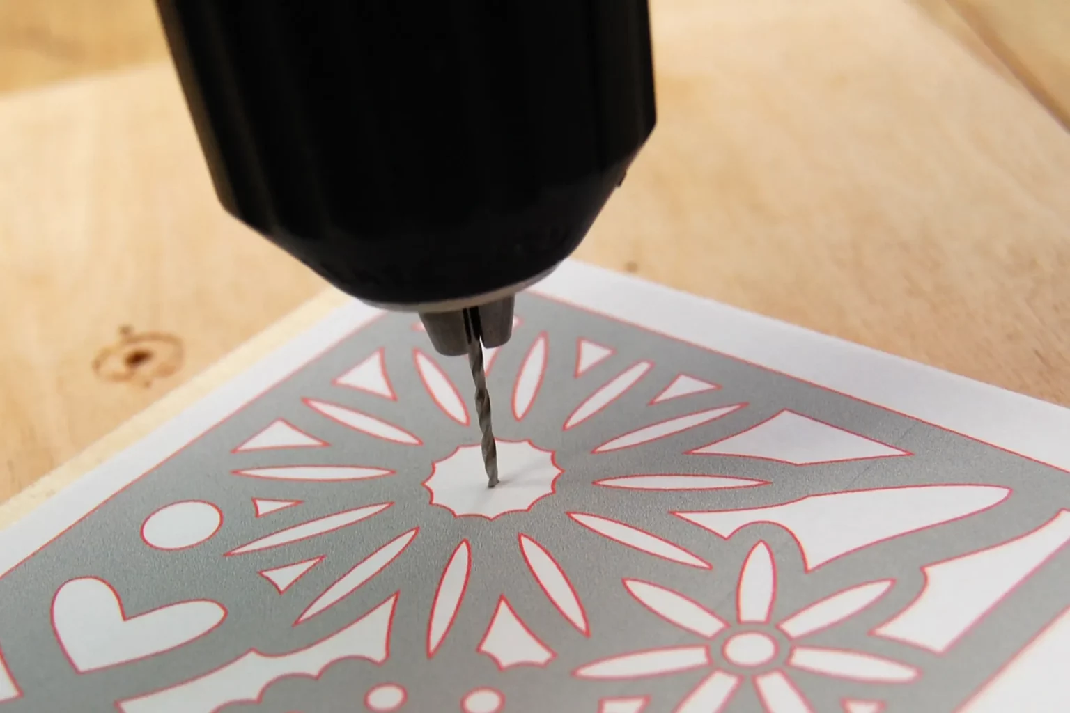 22-02-blumenstiefel-deko-laubsaege-dekupiersaege-vorlage-saegeblattdurchfuehrungen-bohren