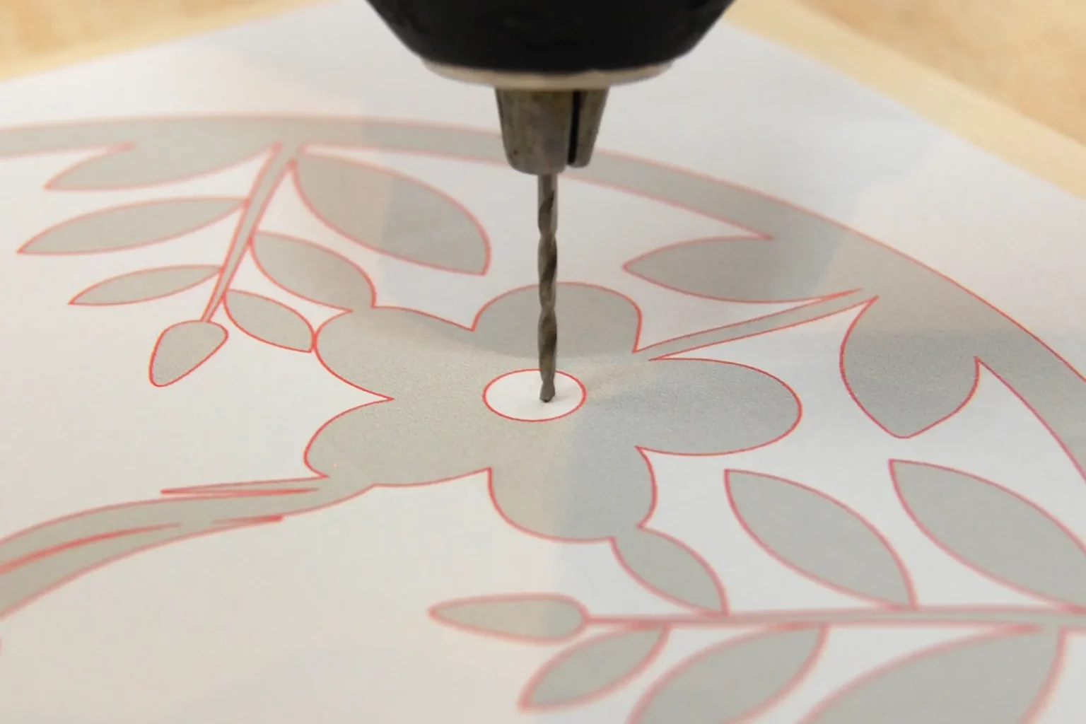 22-02-fruehlingstage-deko-fensterbild-laubsaege-dekupiersaege-vorlage-saegeblattdurchfuehrungen-bohren